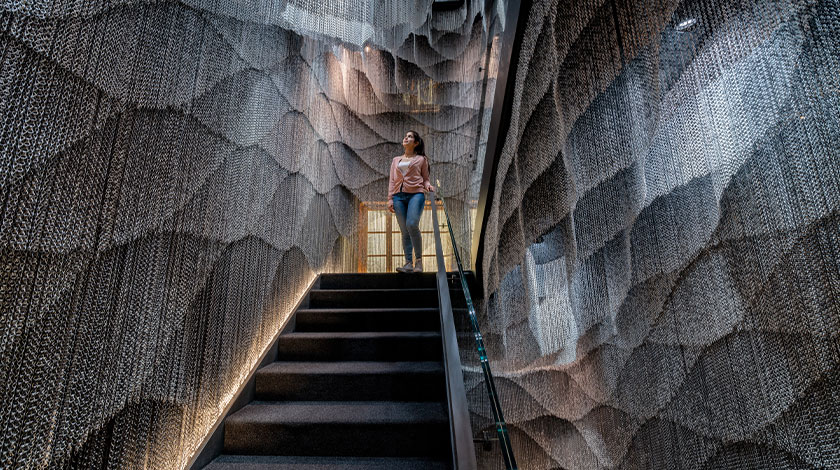 Kengo Kuma homenajea a la luz de Gaudí en una majestuosa escalinata hacia las profundidades