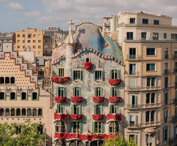 Casa Batlló celebra la Diada de Sant Jordi con su icónico traje de rosas y la banda sonora de Els Amics de les Arts