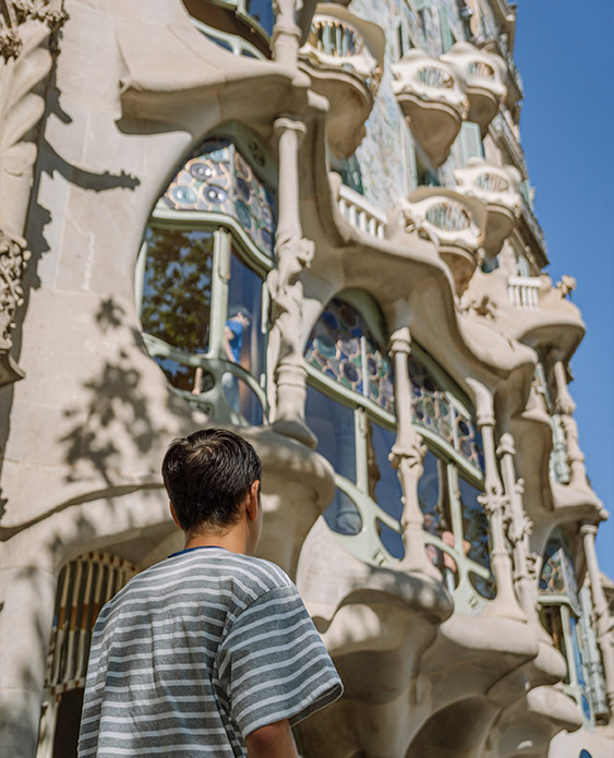 Inauguración <i data-eio=p></picture>Gaudí Window Nights</i>